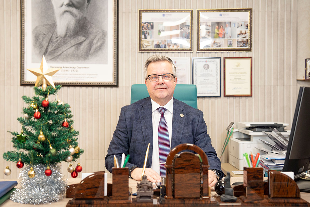 Поздравление директора ИПМЭиТ Владимира Энгелевича Щепинина с Новым 2026 годом и Рождеством